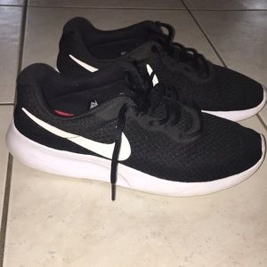 Nike Tanjun Women's Running Shoes (black)